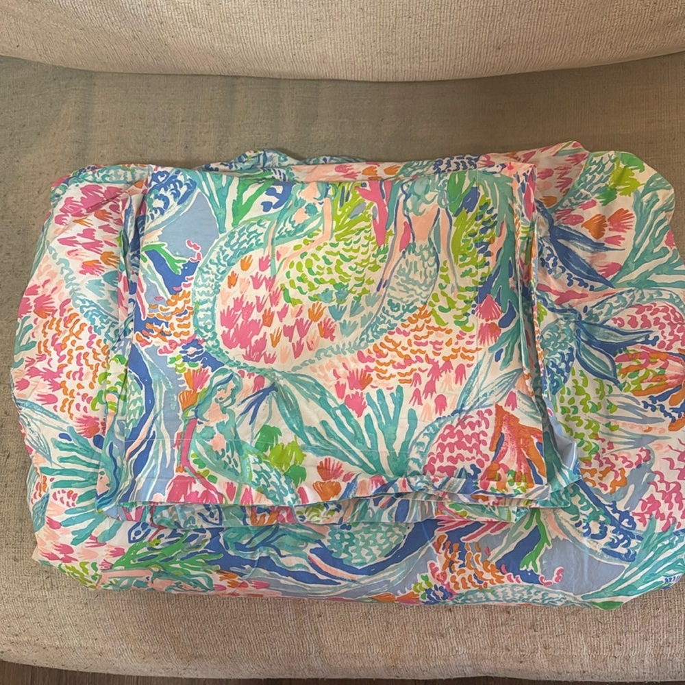EUC- Queen size mermaids cove duvet cover and two shams!
